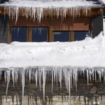 2 - Stejný jev na kaskádovitě tvarované střeše. Padající led a sníh namáhá střechu mechanicky a hydroizolačně na spodní části. © pedrosala - Fotolia.com