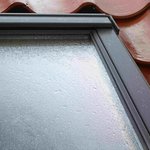 Mytí oken usnadní i speciální zasklení se samočisticí vrstvou, kterou má např. bezpečné dvojsklo proti hluku a přehřívání s označením 60 nebo nízkoenergetické trojsklo s označením 66.  Čisticí efekt je založený na chemické reakci, při které dochází k rychlejšímu rozkladu organických nečistot a k jejich snadnému smývání ze střešního okna VELUX.
