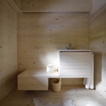 Dřevo se ve velké míře uplatnilo také v koupelně.