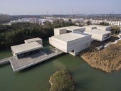 Galerie Mu Xin: Betonové kvádry na vodě