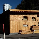 Obr. 10 Ukázka řešení dřevěné fasády v Rakousku. Výborný stav dřevěné smrkové fasády cca po pěti letech expozice, především díky dostatečnému přesahu střechy, dostatečně vysokému soklu a dřevěným parapetům. (Foto Trgala)