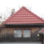 Účinek přesahu střechy a tím sníženého vlivu srážkové vody na životnost transparentního nátěrového systému na chráněné části dřevěném fasádním obkladu (Foto Pánek a Trgala)