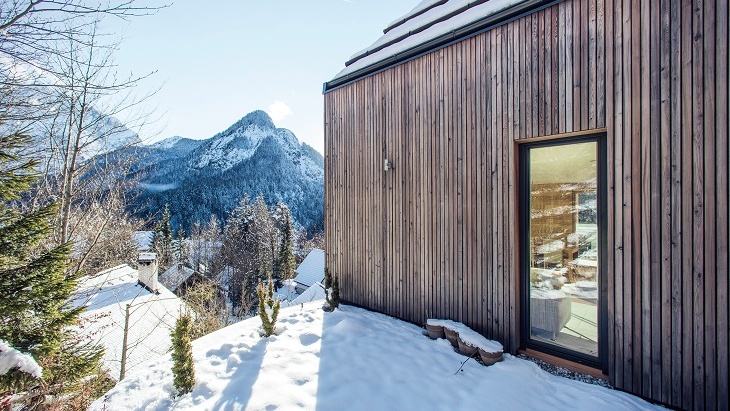 Moderní chata v horách respektuje okolní krajinu a nabízí úžasné výhledy