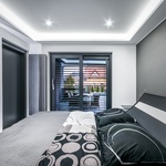 Vizuálně zajímavé uplatnění profilů Inoutic Eforte s oboustranným šedým dekorem v realizaci interiérové návrhářky Lucie Schäfferové