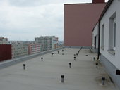Jak si poradit s problematickou vlhkostí u dvouplášťových střech?