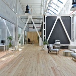 Masivní dřevěná podlaha podtrhuje prostor svoji neopakovatelnou kresbou, barvou i strukturou. Zdroj: Serafin Campestrini s.r.o.
