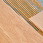 Pro odbornou a bezchybnou pokládku dřevěné podlahy je nutné mít speciální nářadí a znát správný postup. Dřevěná podlaha se může pokládat na rošty či celoplošně lepit. Při dodržení zásad ji lze použít i na podlahové topení. Zdroj: Serafin Campestrini s.r.o.