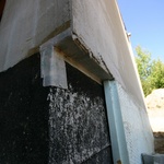 Pohled na sokl zdiva s již zaomítanými vzduchotěsnícími páskami a deskami polystyrenu