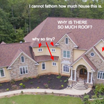 Pochopíte, proč je na domě tak velká střecha, když podkroví je evidentně nevyužito – nemá přístup světla? A proč jsou okna tak malinká? Za nás určitě ale vítězí část domu inspirovaná Matrjoškou. © Zdroj: McMansion.com