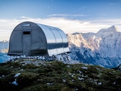 Chata v Alpách poskytuje úkryt dva tisíce metrů nad mořem