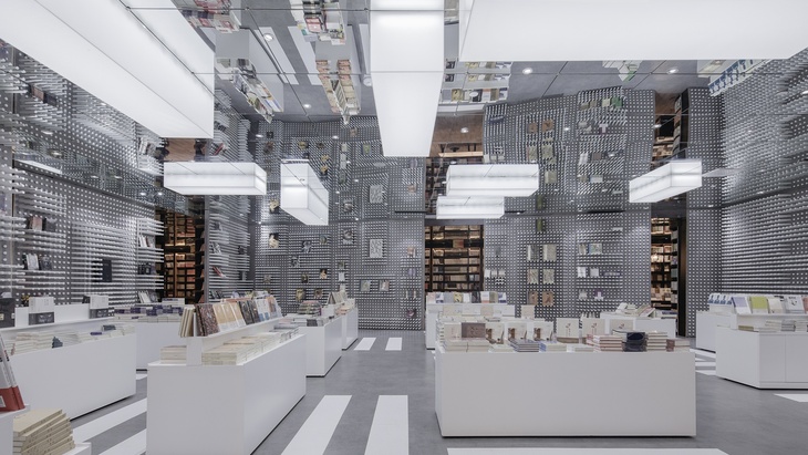 Zrcadla na stropě dávají prostoru další dimenzi. Knihkupectví působí jako chrám
