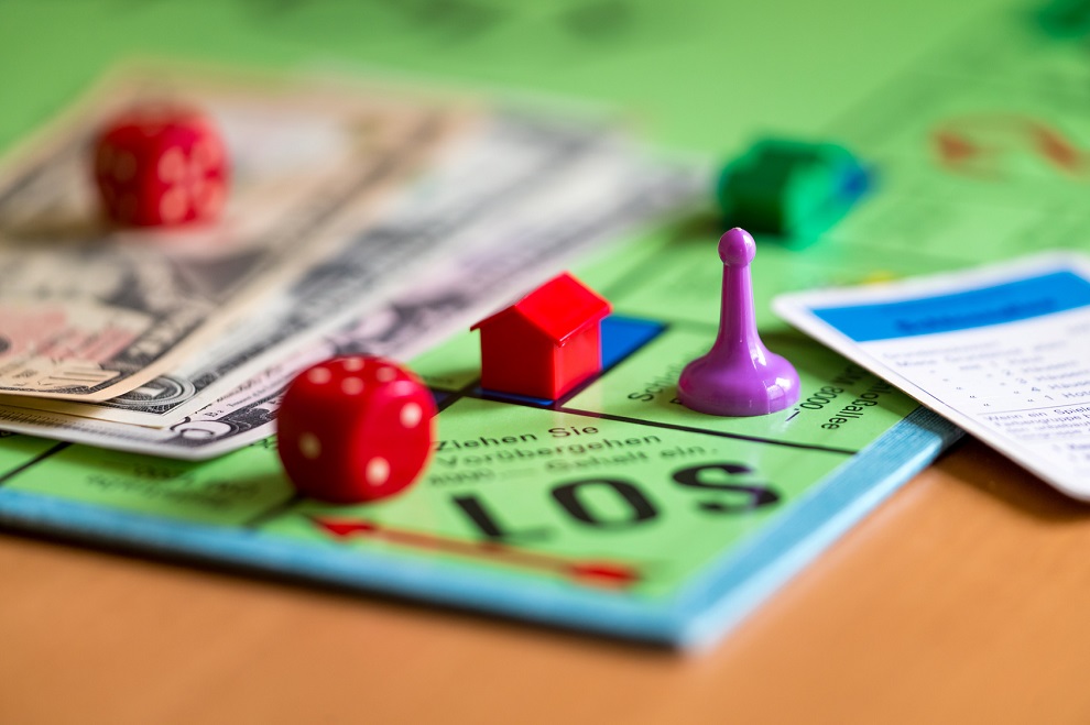  Koupě nemovitosti může být pěkně drahá hra. V reálném životě se mohou dluhy a neuvážená koupě nemovitosti draze vymstít. Zdroj: © Fotolia.com - stephan-dinges