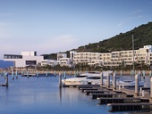 Architektonicky strohý hotel v přístavu poskytuje klidný odpočinek na kraji moře