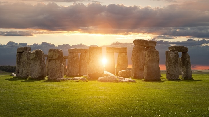 Sluneční paprsek ve Stonehenge těsně před rozbřeskem. Ve dny letního a zimního slunovratu se spojí mezi dvěma megality linie paprsku v jednu, spojující Sever a Jih. © Fotolia.com - andrewmroland