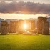 Sluneční paprsek ve Stonehenge těsně před rozbřeskem. Ve dny letního a zimního slunovratu se spojí mezi dvěma megality linie paprsku v jednu, spojující Sever a Jih. © Fotolia.com - andrewmroland