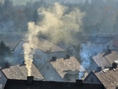 Obtěžuje vás kouř a zápach z komína souseda? Jak se bránit?