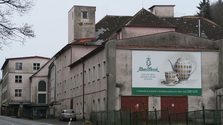 Dříve slavná porcelánka v Horním Slavkově na Sokolovsku opět změní majitele