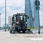 Zametací stroj s odsáváním s kabinou pro řidiče a spolujezdce a zametací jednotkou pro odsávání zbytků posypového materiálu (Foto: Kärcher)