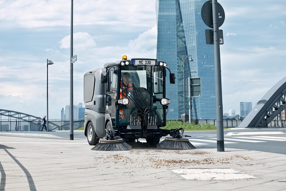 Zametací stroj s odsáváním s kabinou pro řidiče a spolujezdce a zametací jednotkou pro odsávání zbytků posypového materiálu (Foto: Kärcher)