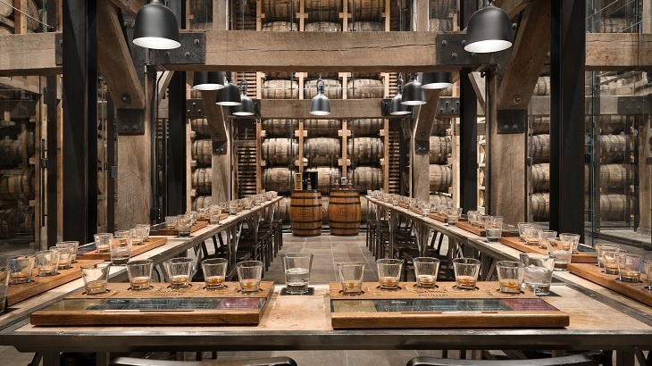 Interiér prezentačního centra výrobce whisky, vnímá návštěvník všemi smysly