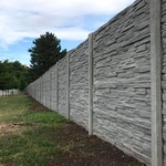 Oplocení sportovního areálu betonovým plotem - dekor břidlice. Zdroj: Pletiva Dobrý