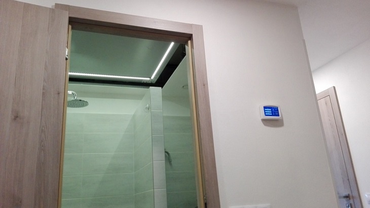 Praktické a designově zdařilé řešení umístění rekuperační jednotky v podhledu koupelny.