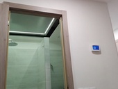 Praktické a designově zdařilé řešení umístění rekuperační jednotky v podhledu koupelny.