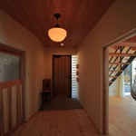 Rodinný dům s dílnou navrhli architekti a majitelka si jej přetváří vlastníma rukama Foto: Makoto Kunisada