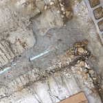 Původní beton nepravidelně dilatovaný extrudovaným polystyrenem, beton rozpraskaný v místě okapové hrany