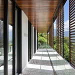 Moderní dům, který se přizpůsobuje terénu a zachovává kontakt s krajinou Foto: Denilson Machado/ MCA Estúdio