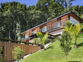 Moderní dům, který se přizpůsobuje terénu a zachovává kontakt s krajinou Foto: Denilson Machado/ MCA Estúdio