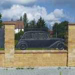 Pavel Čunderle -	Plot, na kterém se stále pracuje a je to plot u sběratele historických aut. Je na něm možné obdivovat jak nápad, tak krásnou práci kováře