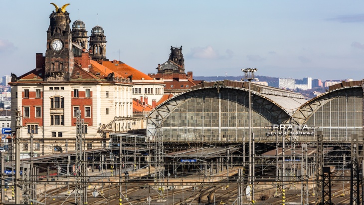 Hlavní nádraží a Fantova budova (vlevo), Fotolia.com © oscity