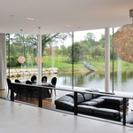 Dům nad vodní hladinou v minimalistickém stylu. Chodí k němu po padacím mostě Foto: Studio Erick Saillet