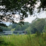 Dům nad vodní hladinou v minimalistickém stylu. Chodí k němu po padacím mostě Foto: Studio Erick Saillet
