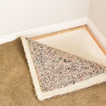 Pokládka koberce na podložku zvyšuje životnost i komfort kobercové podlahy Zdroj: Fotolia.com - Andy Dean