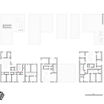Detailní půdorysy vyznačeného bloku domů. Přízemí zobrazuje vztahy v rámci polosoukromého vnitrobloku s jednotlivými domy a okolními ulicemi. Červené šipky znázorňují vstupy do jednotlivých obytných jednotek.
