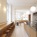 Bílý interiér kavárny v Nové radnici Zdroj: TZ edit! architekti