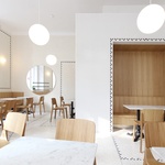 Bílý interiér kavárny v Nové radnici Zdroj: TZ edit! architekti