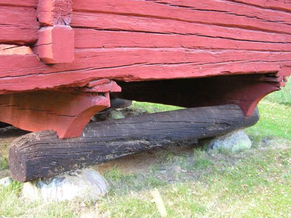 Ideální použití dřeva s extrémním točitým růstem - ponecháním ve formě kulatiny (Švédsko, stáří cca 170 let)