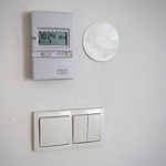 Pro větrací jednotku je připraven vývod na ovládací panel do obývacího pokoje hned vedle termostatu.