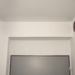 V bytě jsou připravené prostupy skrze stěny tak, aby se minimalizovalo následné bourání při instalaci vzduchovodů.