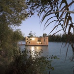 Ubytování na hladině jezera připomíná nenápadná hnízda v rákosí Foto: Marco Lavit Nicora
