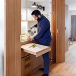 Malý byt plný chytrých nápadů. Kuchyň má ve skříni, úložný prostor pod schody Foto: Polina Poludkina