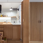 Malý byt plný chytrých nápadů. Kuchyň má ve skříni, úložný prostor pod schody Foto: Polina Poludkina