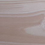 Křemenitost smrkového řeziva: B – tmavě zbarvená plocha reakčního dřeva na ploše řeziva