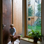 Dům jako dřevostavba s kořenovou čistírnou vody na střeše v centru Prahy