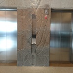 Pohled na výtahové dveře s řešením atypických detailů otisků do pohledového betonu. Autor: Ing. arch. Jakub Kopecký 
