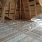 Detail položení dřevěné podlahy v kombinaci s nosnou konstrukcí krovu. Autor: Ing. arch. Jakub Kopecký 