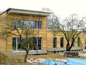 VIDEO: Rodinný dům si architekti postavili jako dřevostavbu se slaměnou izolací